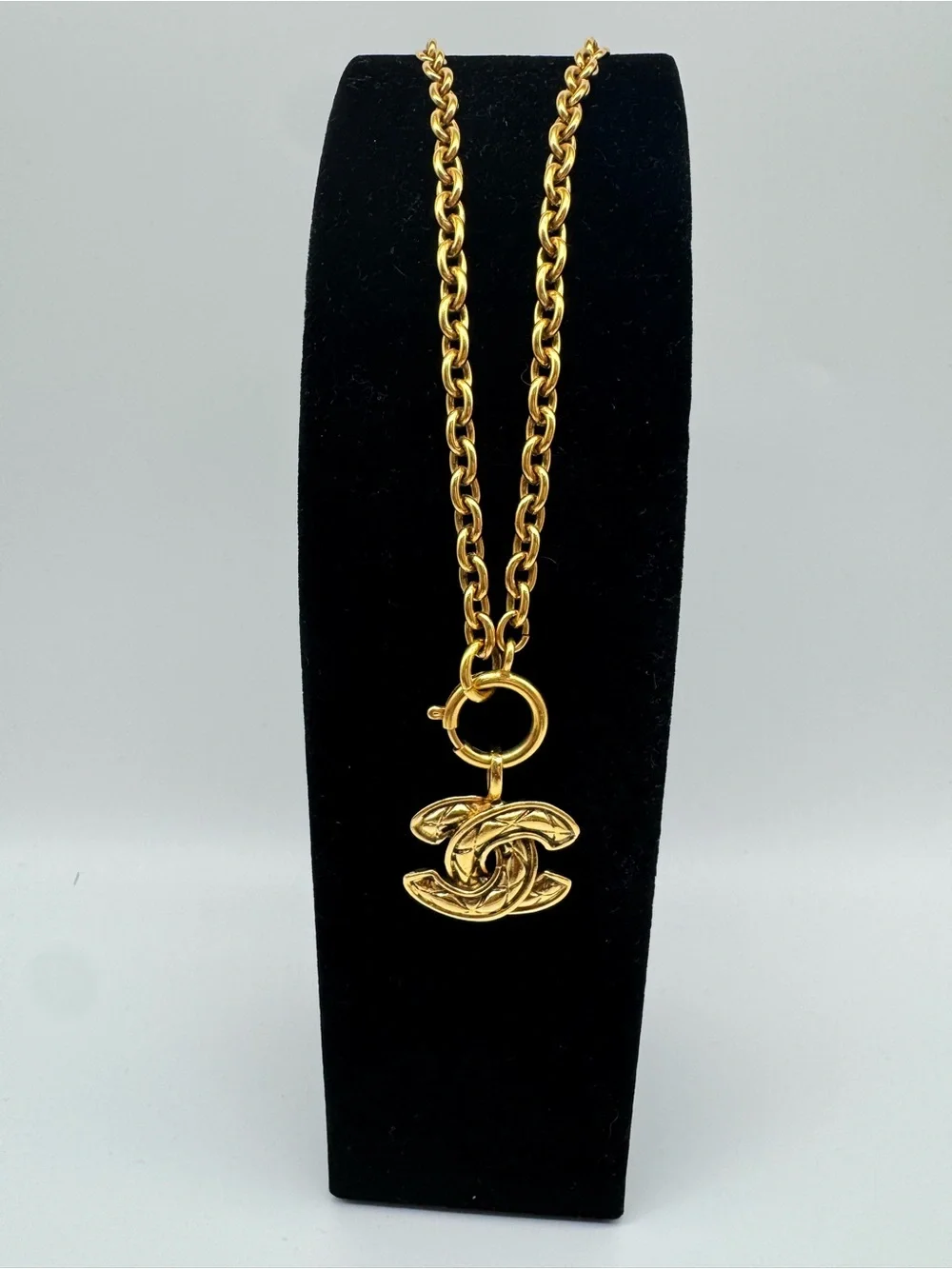 CHANEL Gold-Tone Interlocking Metalasse CC Pendant Necklace